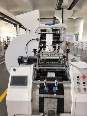 Mesin Segel dan Pemotongan Kantong Kantong Kertas Kraft Mesin Produksi Kantong Kertas Yang Menawarkan Konsumsi Daya 5-10 KW untuk Pabrik Kantong