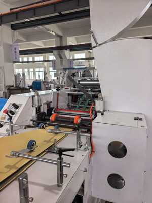 Mesin Penyegel Dan Pemotong Kantong Mesin Pembuat Kantong Kertas Kraft Dengan Lebar Kantong 420 Hingga 600 Mm Dan Rol Pencetak Keramik 400 Mesh